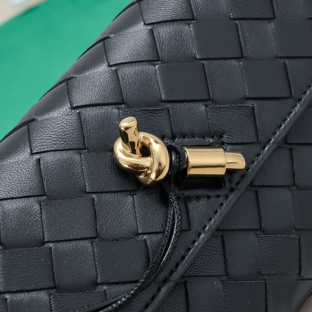 Batch 1160 BV Andiamo clutch wallet is super high-end🤎🤎How come the long clutch bag is so exquisite~ The braided style bag surface paired with all-copper hardware is really warm and high-end. The bag body is super light and can be grabbed easily! It can store a lot of small items and large mobile phones ~ very practical for daily use. Style number: 1504 Size: 19*11.5*3